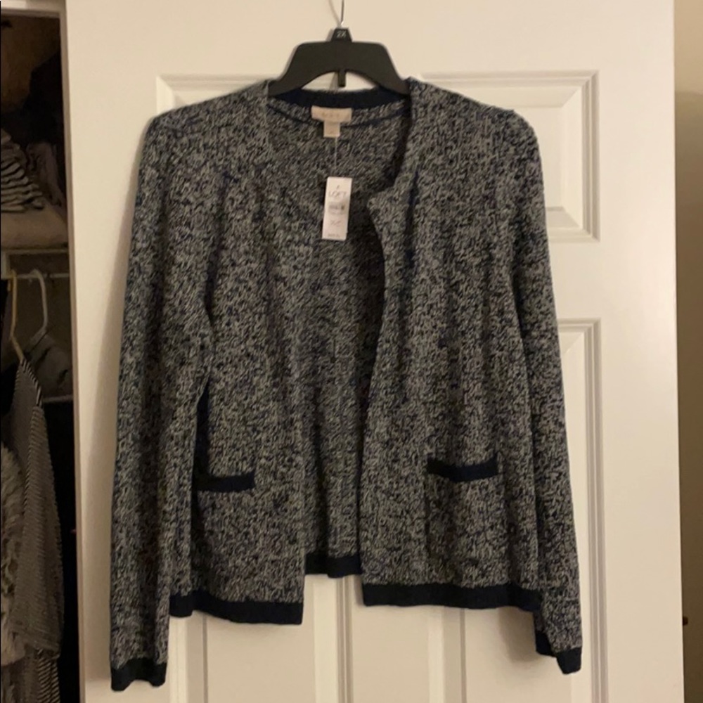 Classic Loft gray sweater for classy crowd in Town
